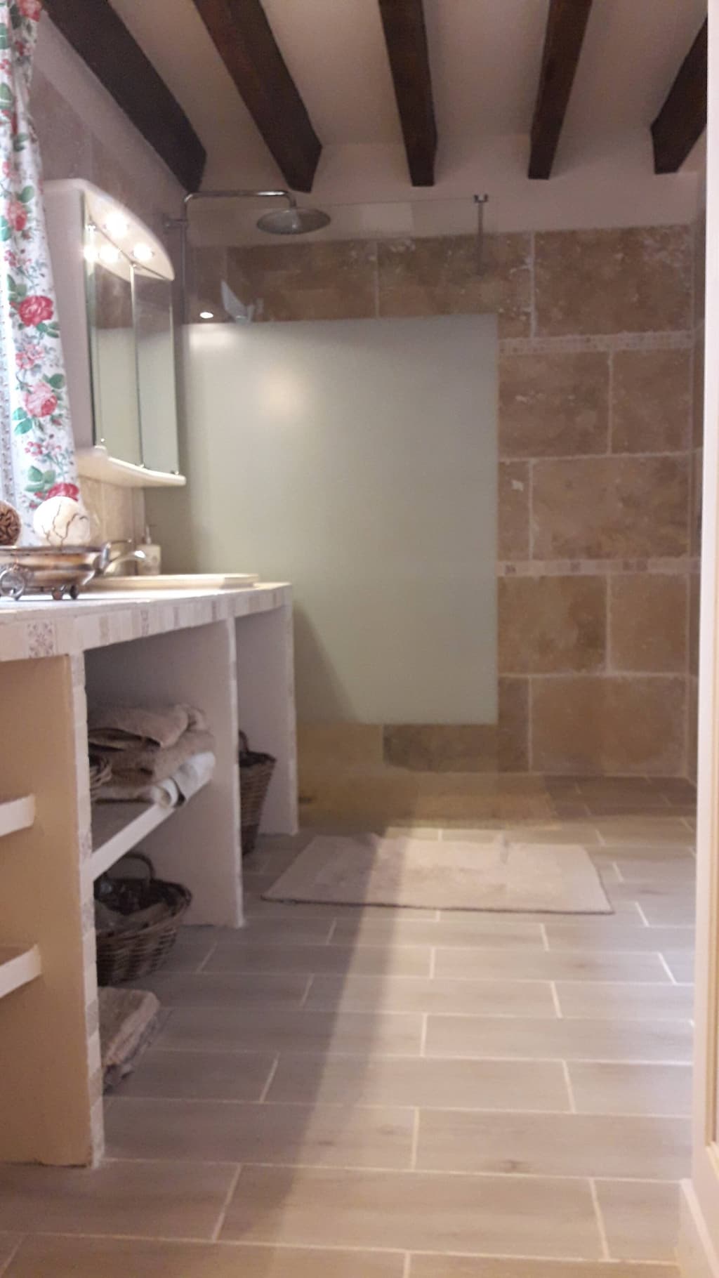 Bad aus Travertin mit bodengleicher Dusche und Doppelwaschbecken